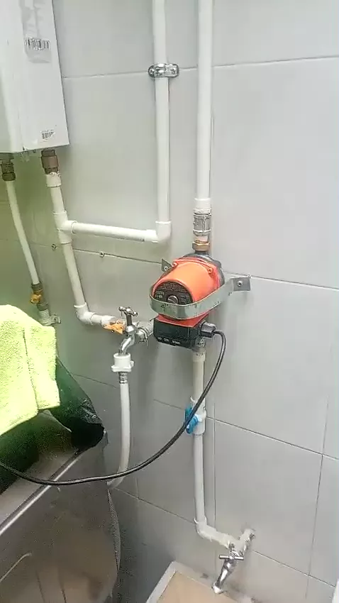Instalación de bomba y tubería de agua