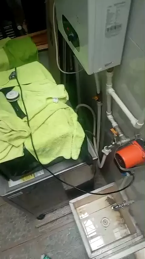 Calentador y bomba en zona de ropas