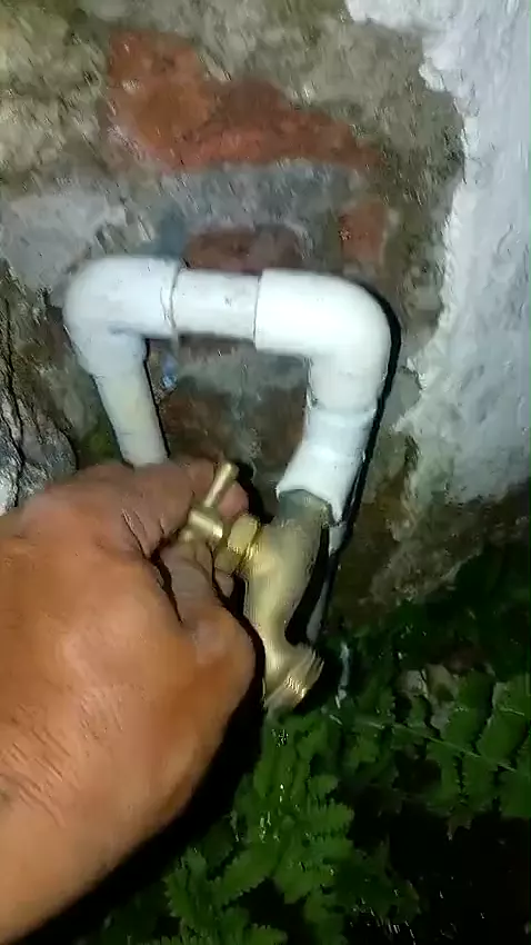 Instalación de tubería y llave de agua exterior