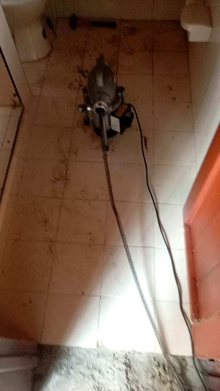 Máquina de destape trabajando en un baño